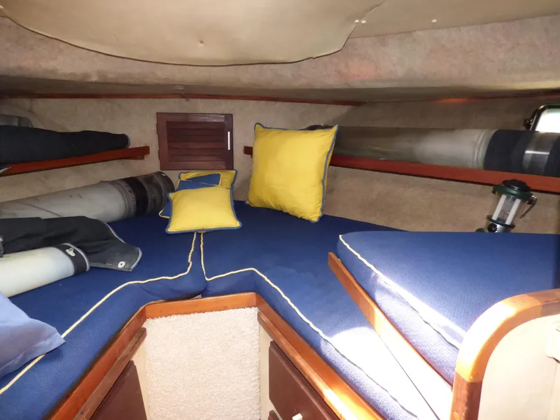 1983 Silverton Aft Cabin Motor Yacht