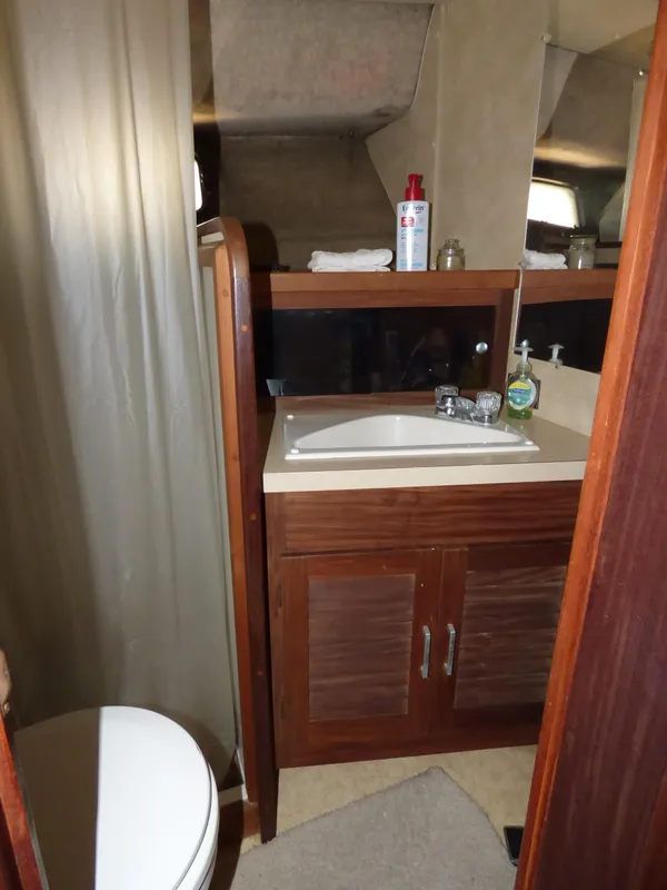 1983 Silverton Aft Cabin Motor Yacht