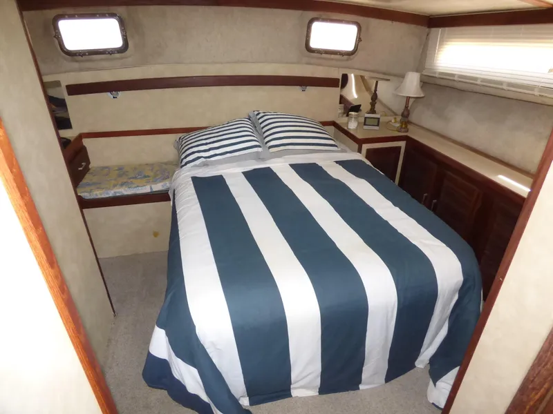 1983 Silverton Aft Cabin Motor Yacht
