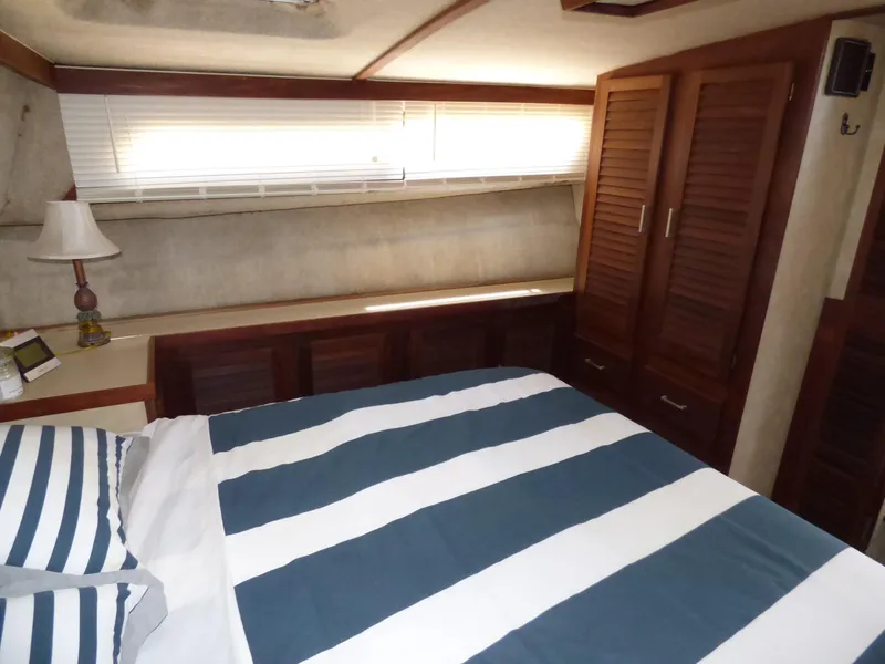 1983 Silverton Aft Cabin Motor Yacht