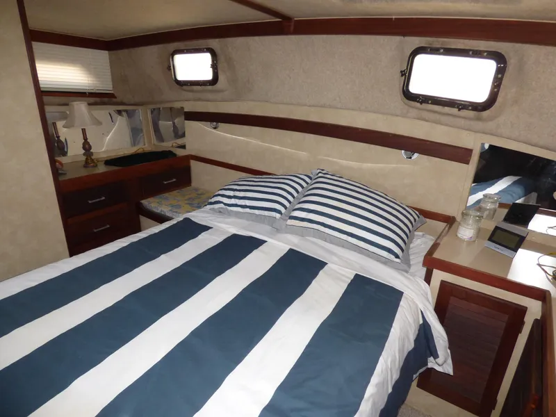 1983 Silverton Aft Cabin Motor Yacht