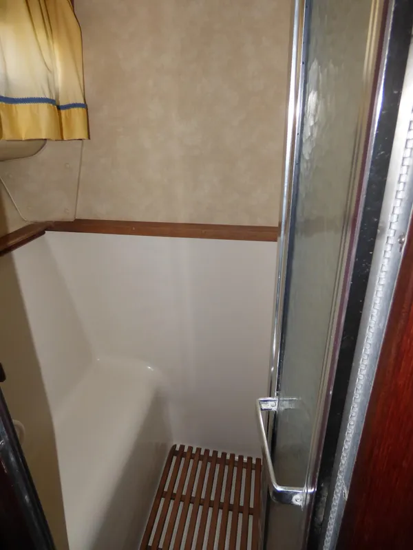 1983 Silverton Aft Cabin Motor Yacht