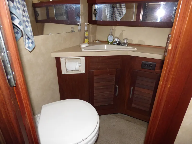 1983 Silverton Aft Cabin Motor Yacht