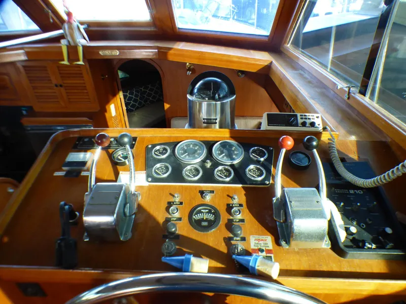 1984 Nova Sundeck Motor Yacht