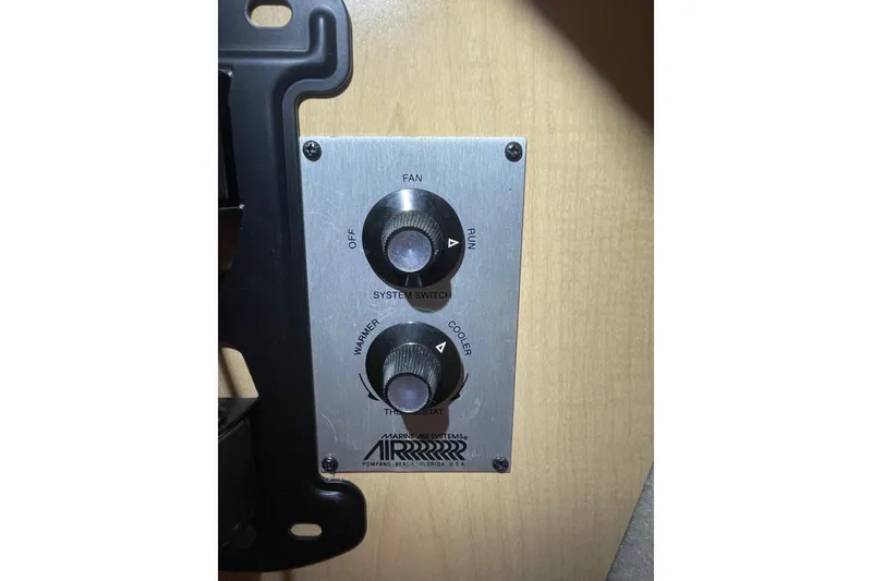 Control panel of a 2000 Bayliner 2655 Ciera Sunbridge boat.