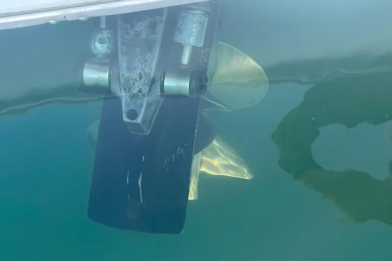 Underwater view of Bayliner 2655 Ciera Sunbridge propeller, 2000 model.