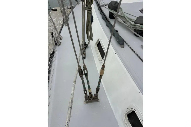 Deck rigging of a 1979 Islander Peterson 40 sailboat, showcasing ropes and fittings.