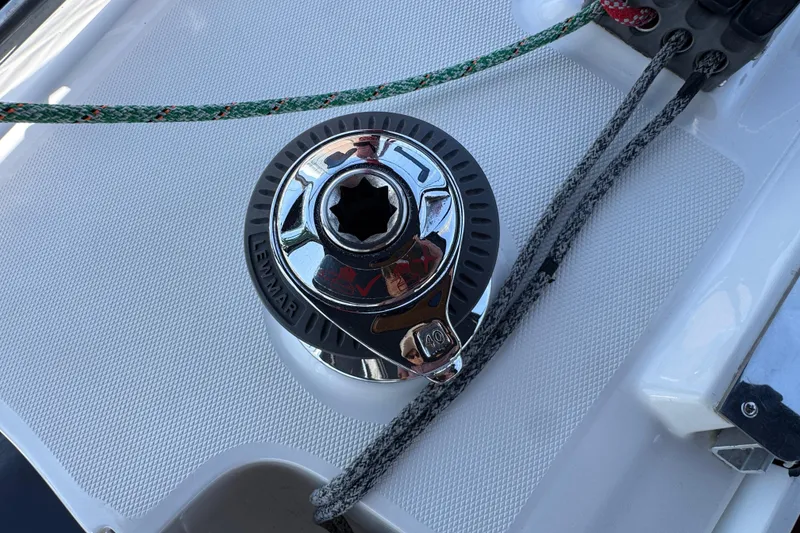 Close-up of a Lewmar winch on a 2004 Hunter 41 Aft Cockpit sailboat.