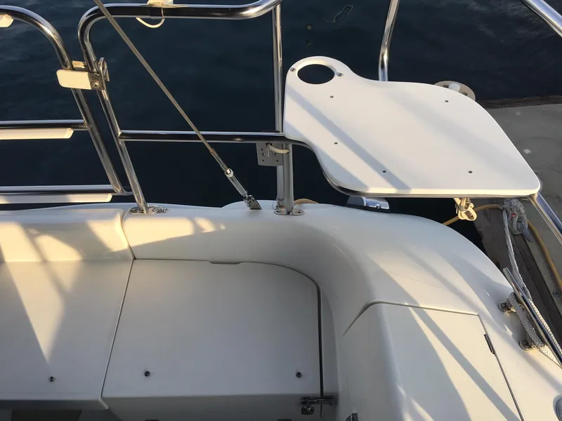 Port rail seat