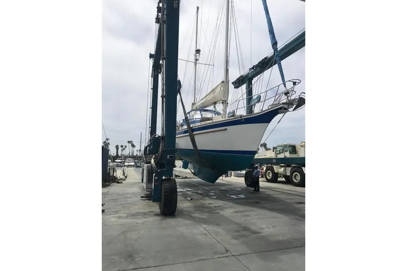 1981 Endeavour 43 Center Cockpit Ketch being lifted at a marina.