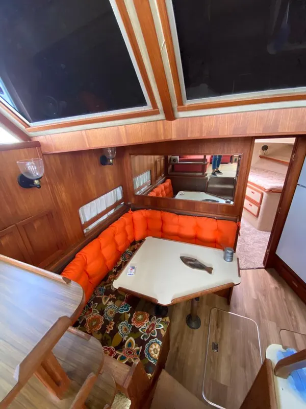 1984 Uniflite 48 Yachtfisher