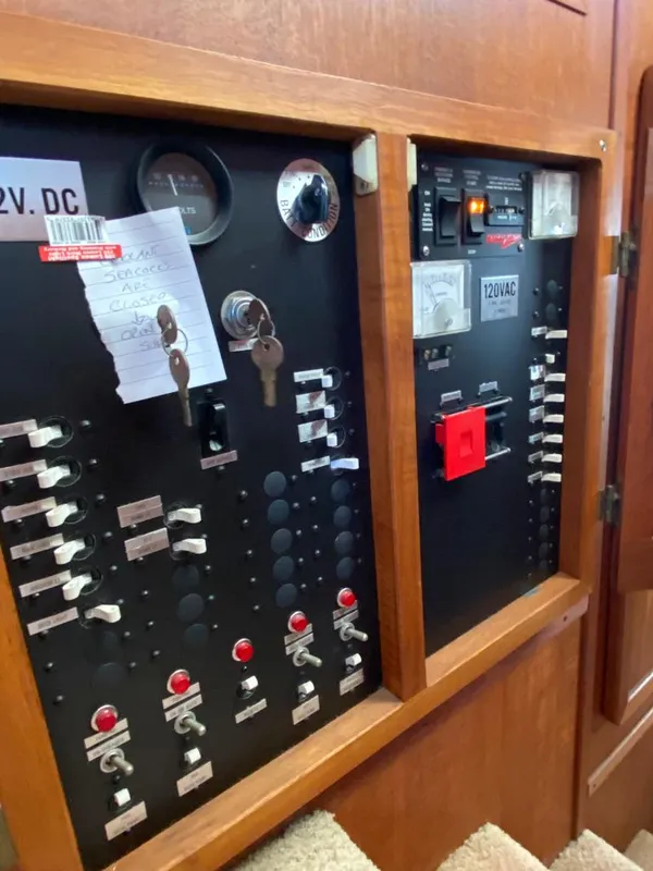 1984 Uniflite 48 Yachtfisher