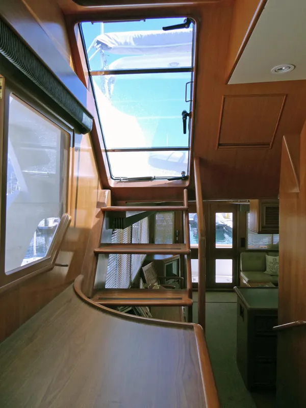 Hatch pilot house to upper helm