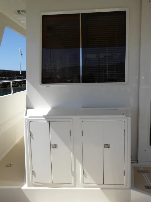 Cockpit cabinet
