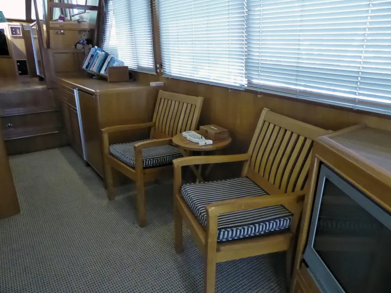 Salon to starboard
