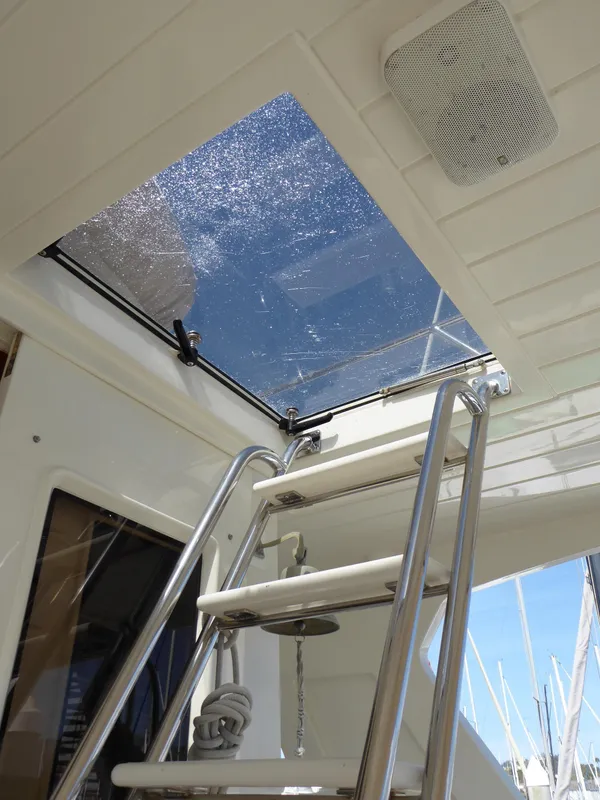 Cockpit hatch to flybridge