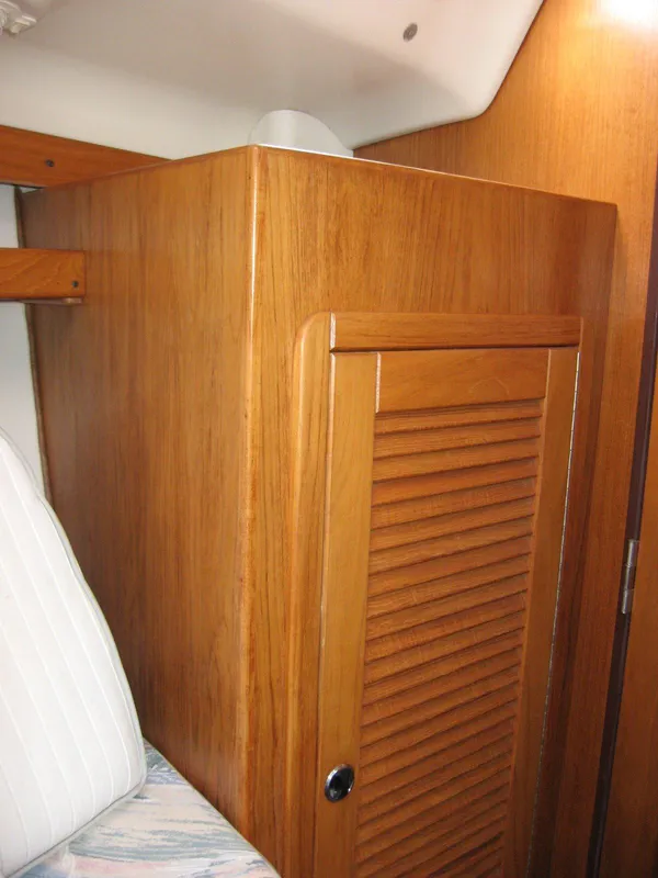 Hanging Locker, Port