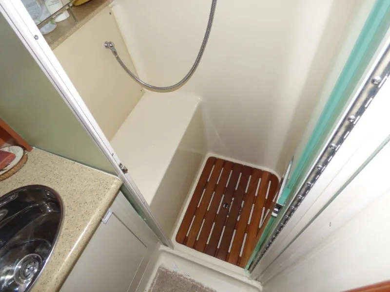 Aft shower with seat