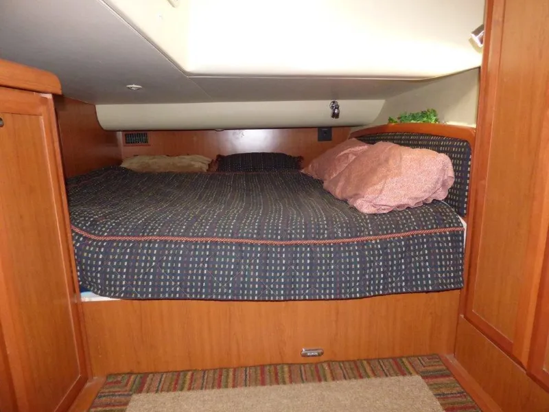 Port cabin Queen cabin