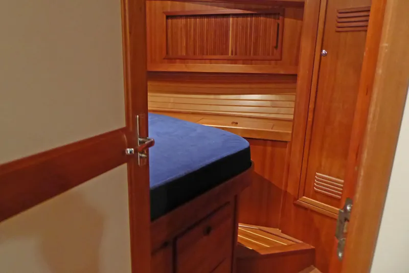 Master hanging locker & storage