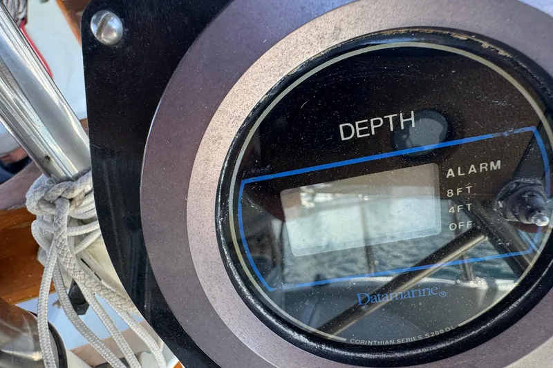 Depth gauge on 1989 Ericson Sloop, Datamarine Corinthian Series S200DL.