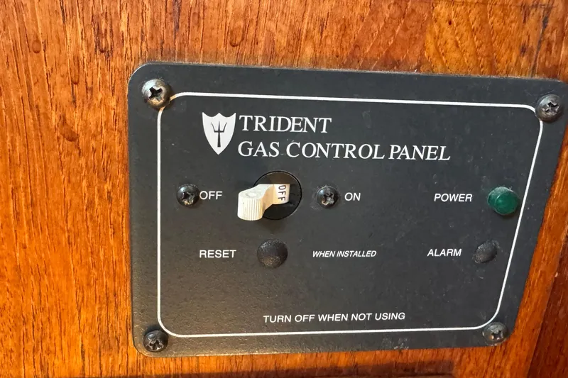 Trident gas control panel on 1989 Ericson Sloop, featuring power and alarm indicators.