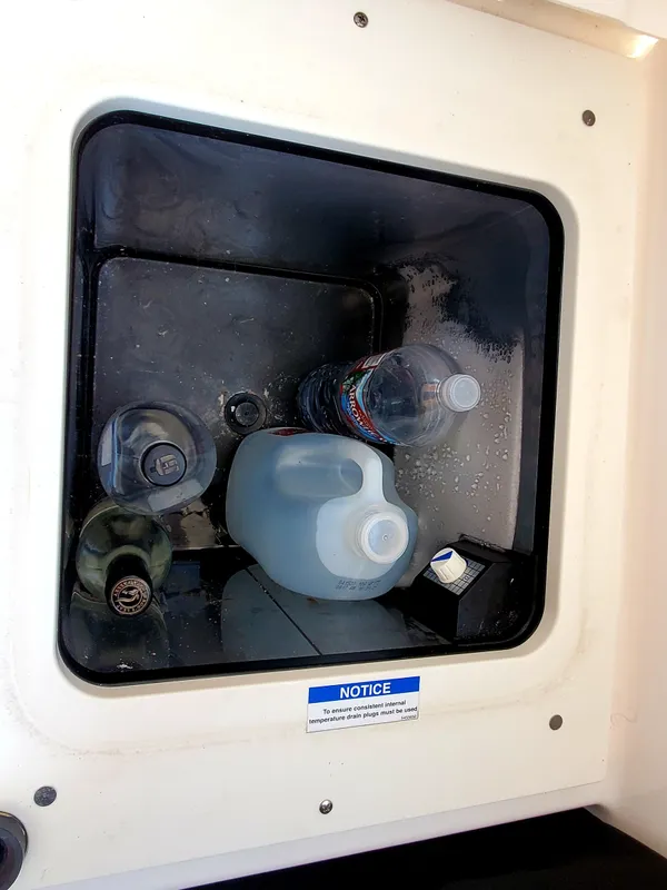 Refrigerated box behind helm seat