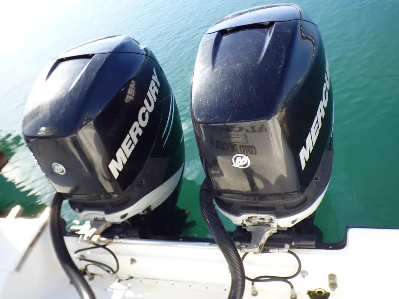 2005 Boston Whaler 305 Conquest