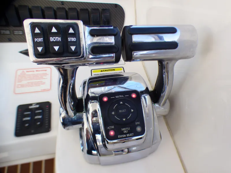 2005 Boston Whaler 305 Conquest