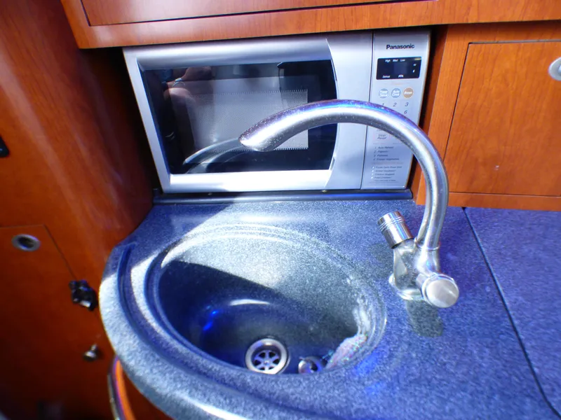 2005 Boston Whaler 305 Conquest