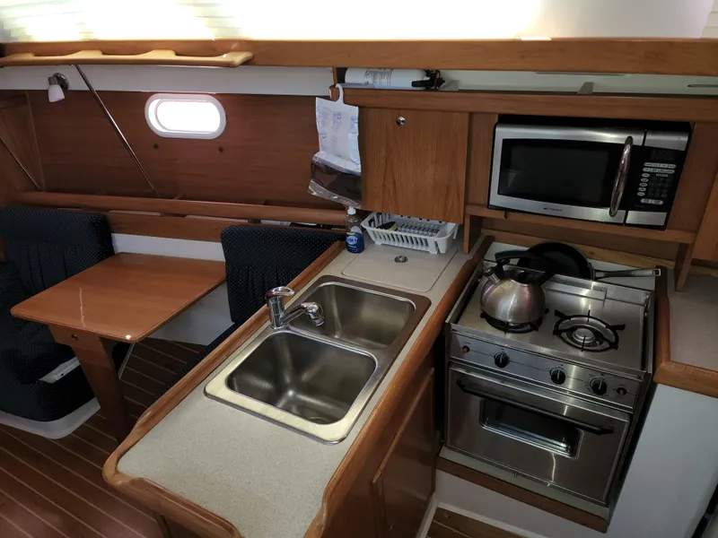 2004 Catalina 350