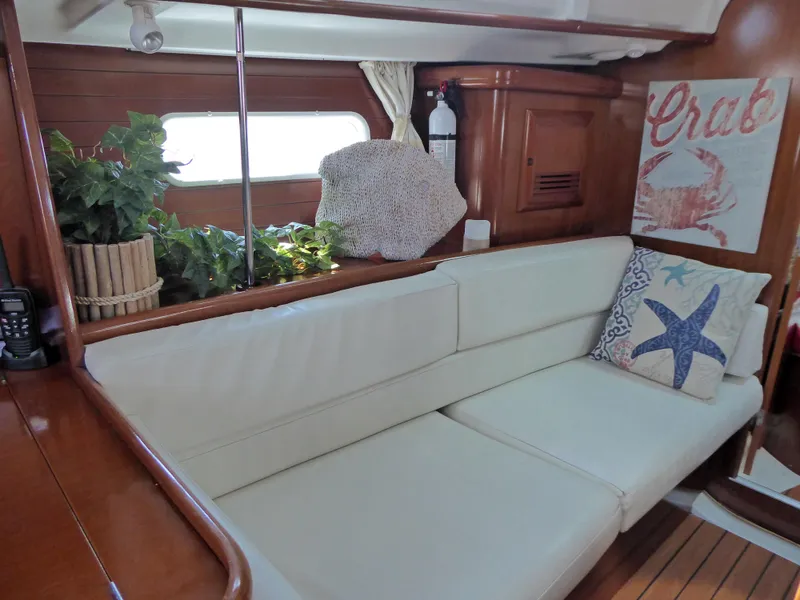 Settee to port