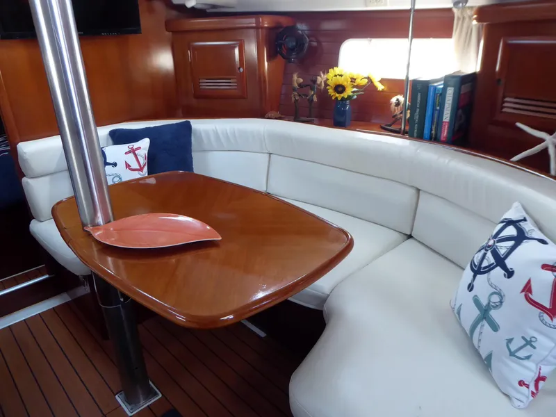 Settee to starboard