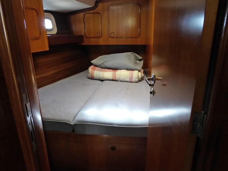 Aft cabin 2