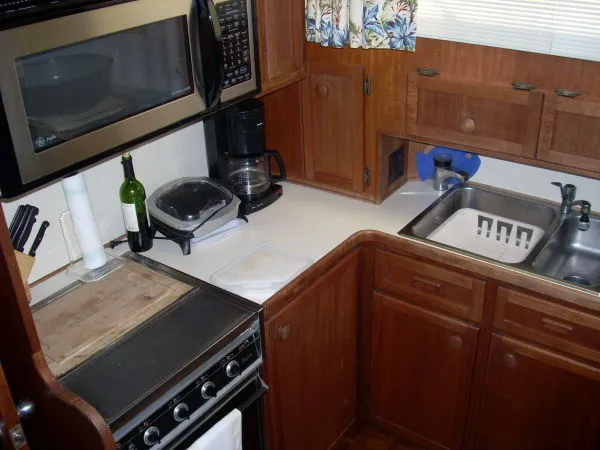 1986 Chris-Craft Constellation