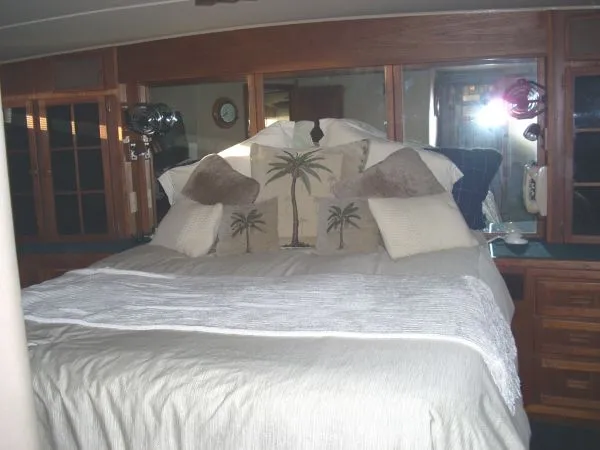 1986 Chris-Craft Constellation