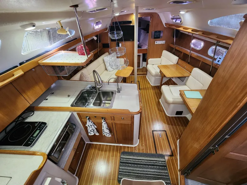 2005 Catalina 387