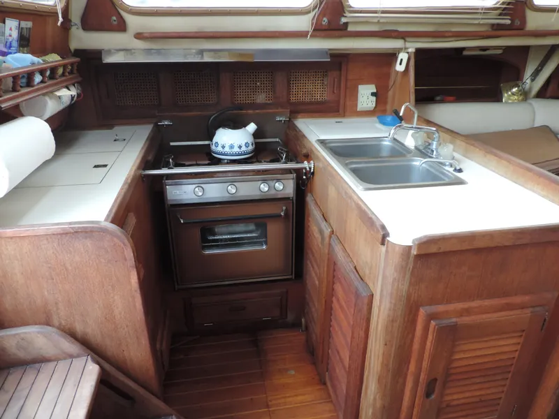 1981 Islander Freeport 36