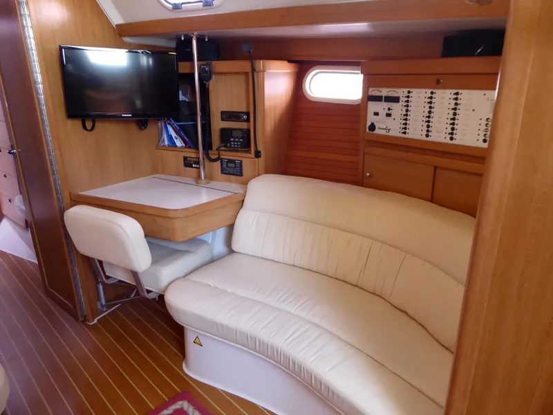 Interior to starboard
