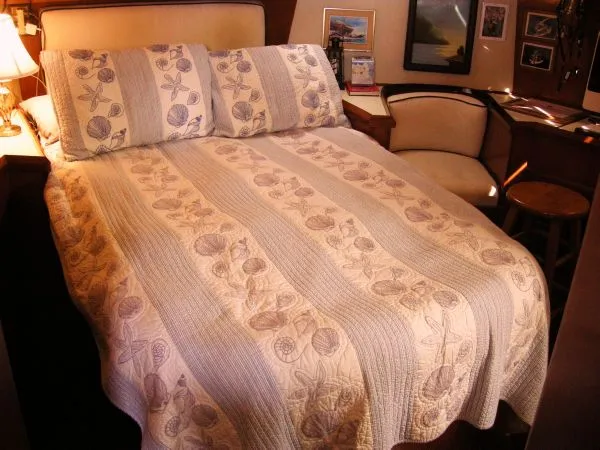 Aft queen berth