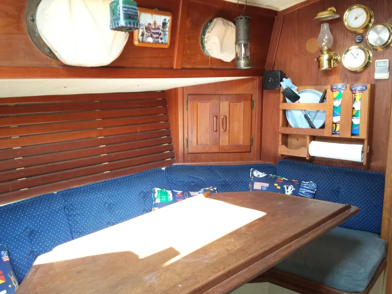 1985 Pacific Seacraft 27 Orion Mark II, Cutter