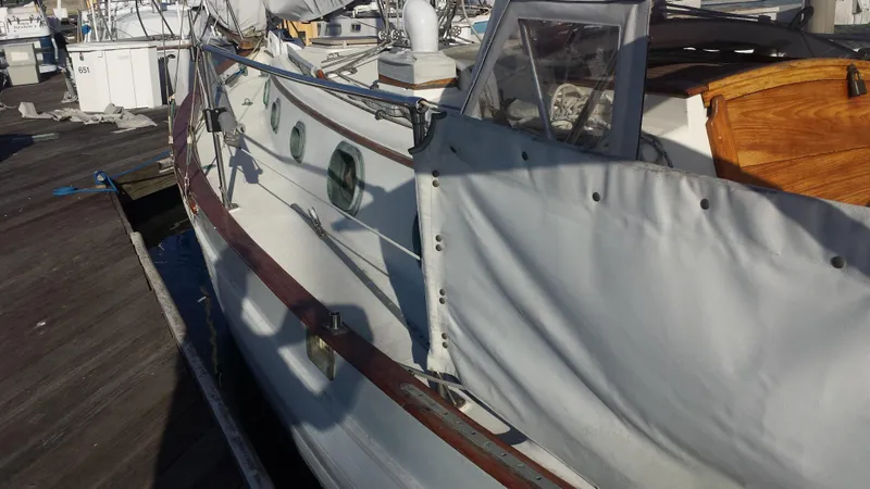 1985 Pacific Seacraft 27 Orion Mark II, Cutter