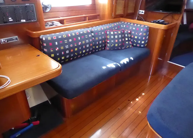 Settee to port