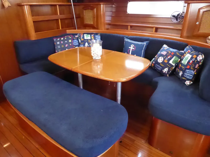 Dinette to starboard