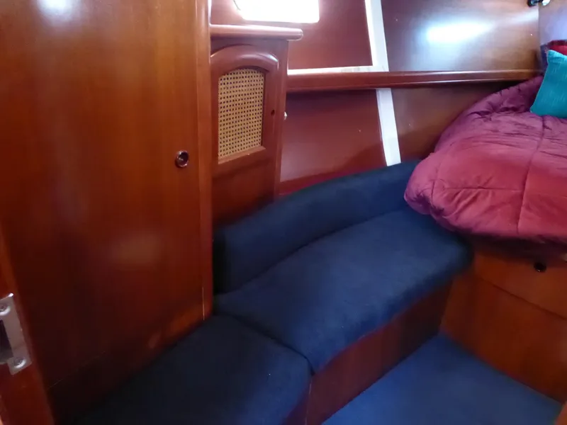 Master hanging locker, seat