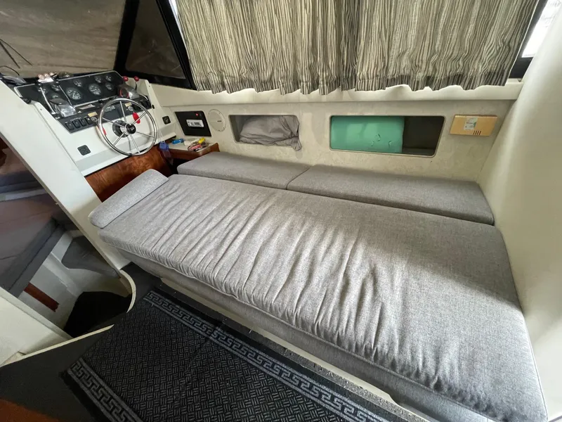 1991 Carver 28 Sedan