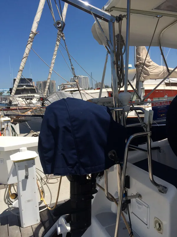 Outboard engine hoist