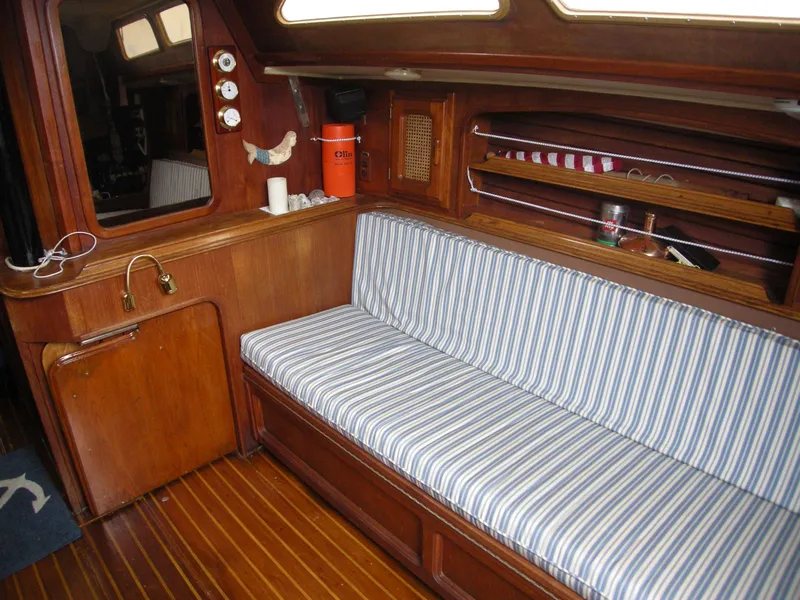 Stbd Settee