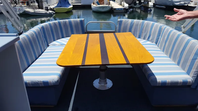 Settee w/hi-lo Custom Table