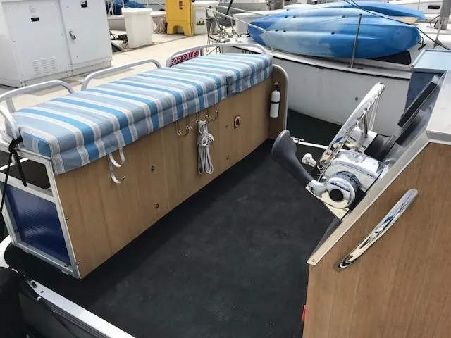 Aft seating-sun pad